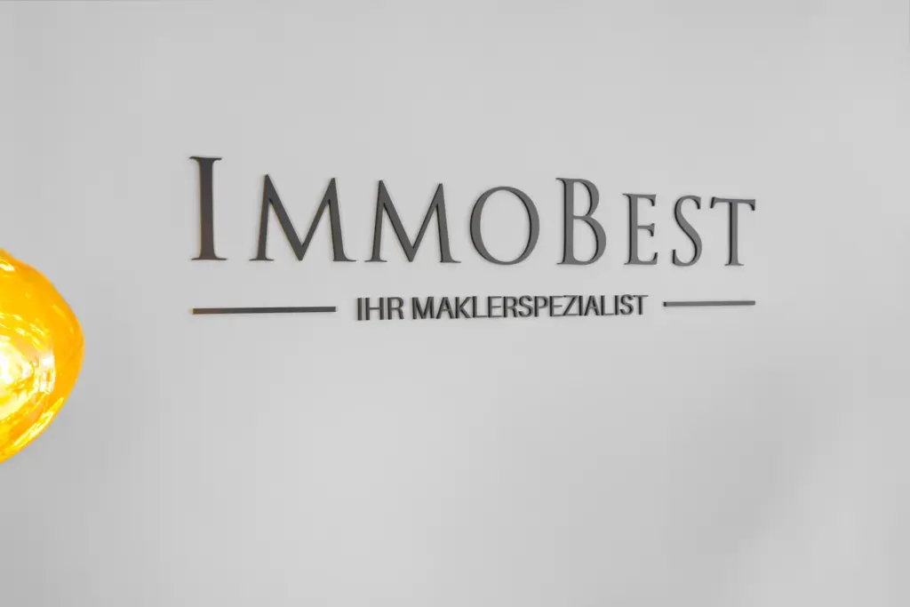 Logo der Immobilienagentur im Maklerbüro.