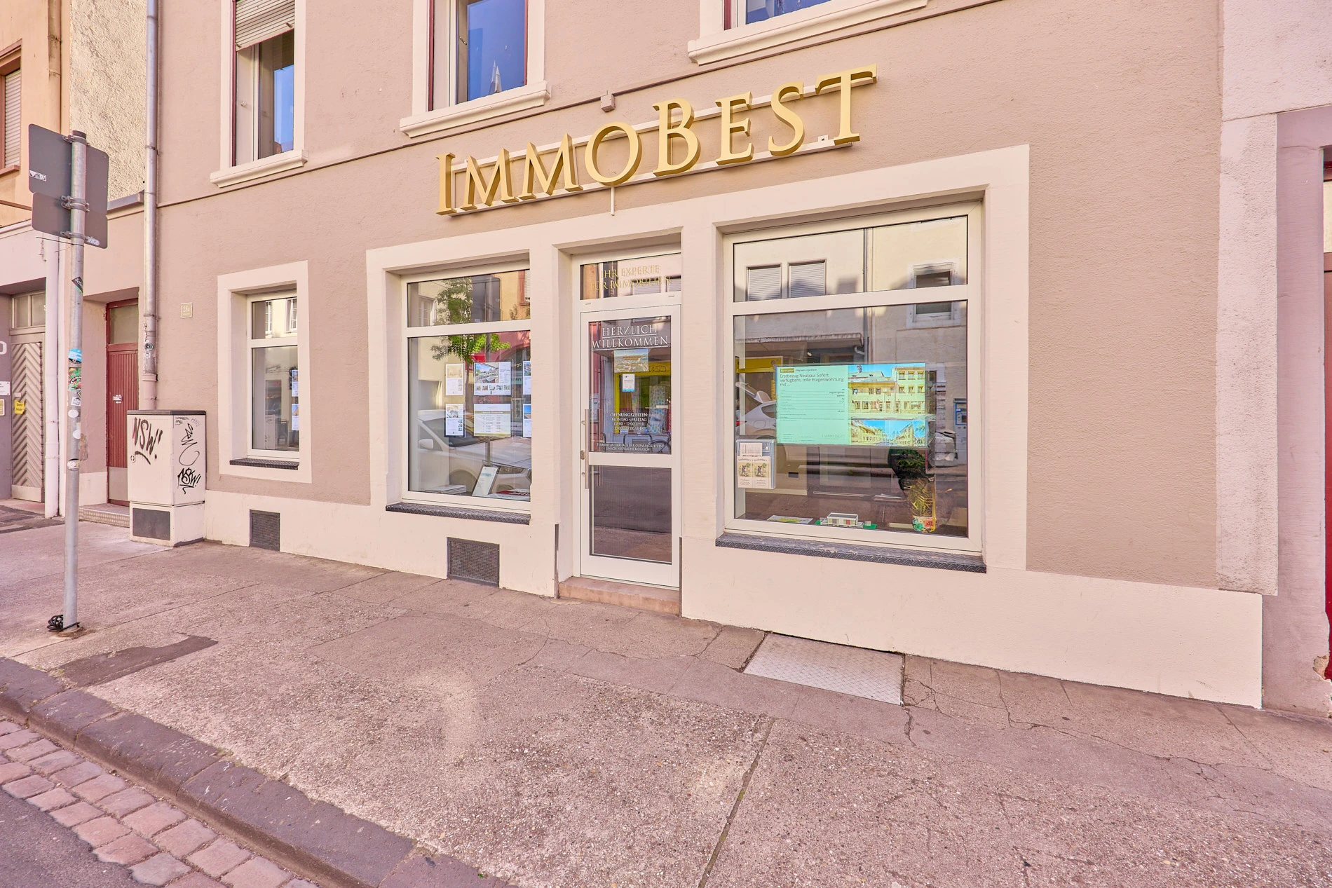 Außenansicht vom Maklerbüro der Immobilienagentur.