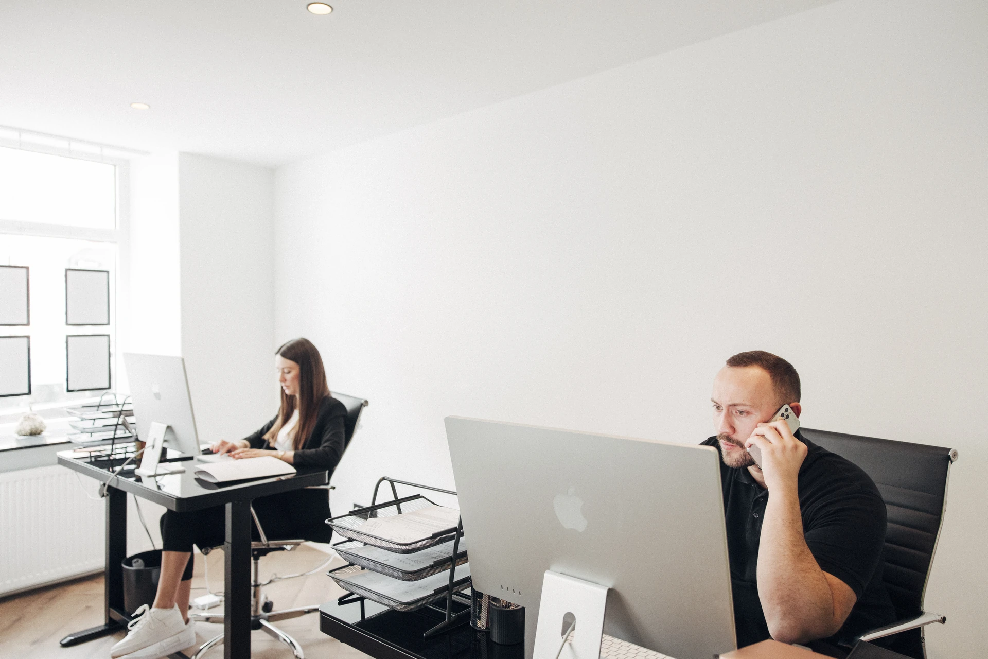 Immobilienmakler im Maklerbüro bei der Arbeit.
