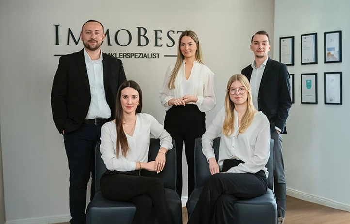 Team der Immobilienagentur mit Immobilienmaklern im Büro.