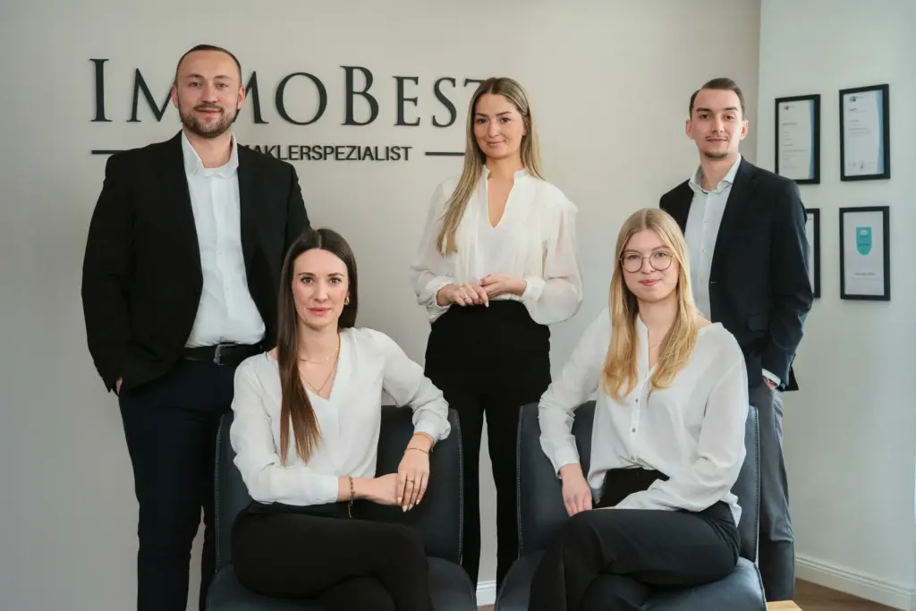 Team der Immobilienagentur im Maklerbüro.